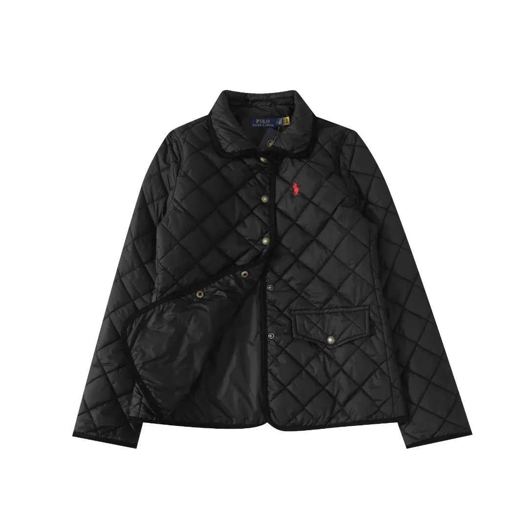 P350 #R53 Ralph Lauren Diamond Quilted Cotton Clothes Women's Tops Retro college style, classic diamond quilting, retro and warmth coexist. When delicate quilting stitches meet the three-dimensional diamond pattern, a warm cotton jacket with a college atmosphere. Exquisite details interpret autumn and winter textured outfits. 4-color versatile style, easy to control various occasions. Black classic｜Low-key high-end that never goes wrong Navy blue is calm | Quiet and intellectual temperament; Khaki is gentle | Creates a warm retro atmosphere; White is fresh | A touch of light halo in winter. Ingenuity is evident in the details, and the quality is at your fingertips. Customized metal buttons embellish the placket. Exquisite embroidery on the chest highlights the brand genes. 120g high-fill cotton is evenly filled. Commuting scene: Pair with straight trousers + loafers. Casual everyday: layered knitted skirt + short boots. College style: combination of jeans + canvas shoes. This winter, let the diamond pattern add elegance to you. Use a classic cotton coat to write your own retro fashion narrative. Color: Navy blue, black, white, khaki. Size: S M L XL. Bust: 107 111 115 119. Length: 65 66 67 68 Sleeve length: 64 64 64 64 Shoulder width: 42 43 44 45 S size: recommended within 100 catties M size: recommended within 120 catties L size: recommended within 140 catties XL size: recommended within 160 catties